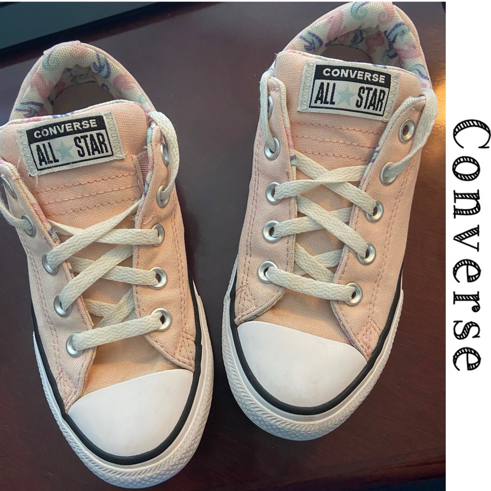 Converse~Girls size 2~Pink low-top w/padded tongue~good pre-owned condition